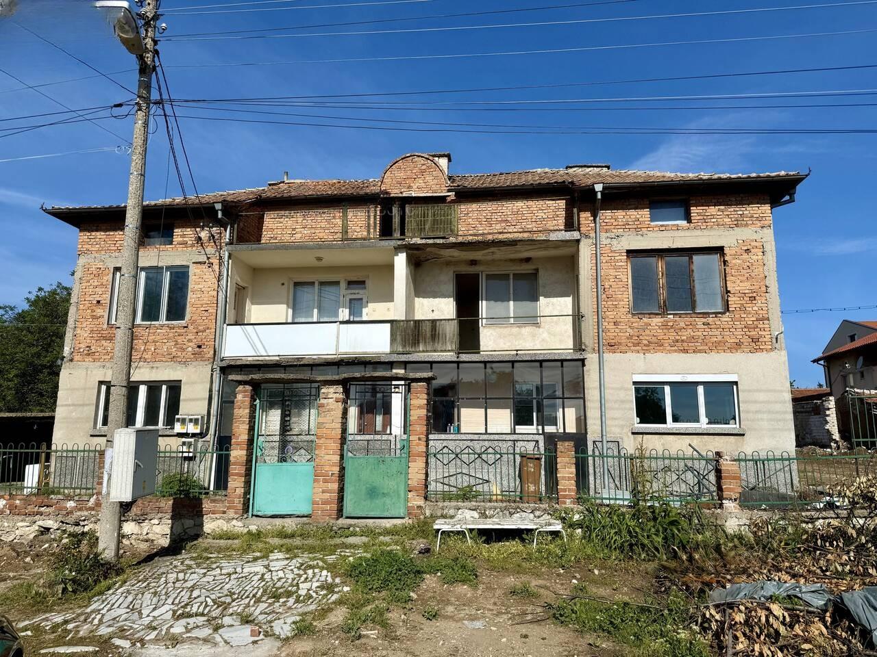 Ексклузивно! Две къщи на калкан със собствено дворно място