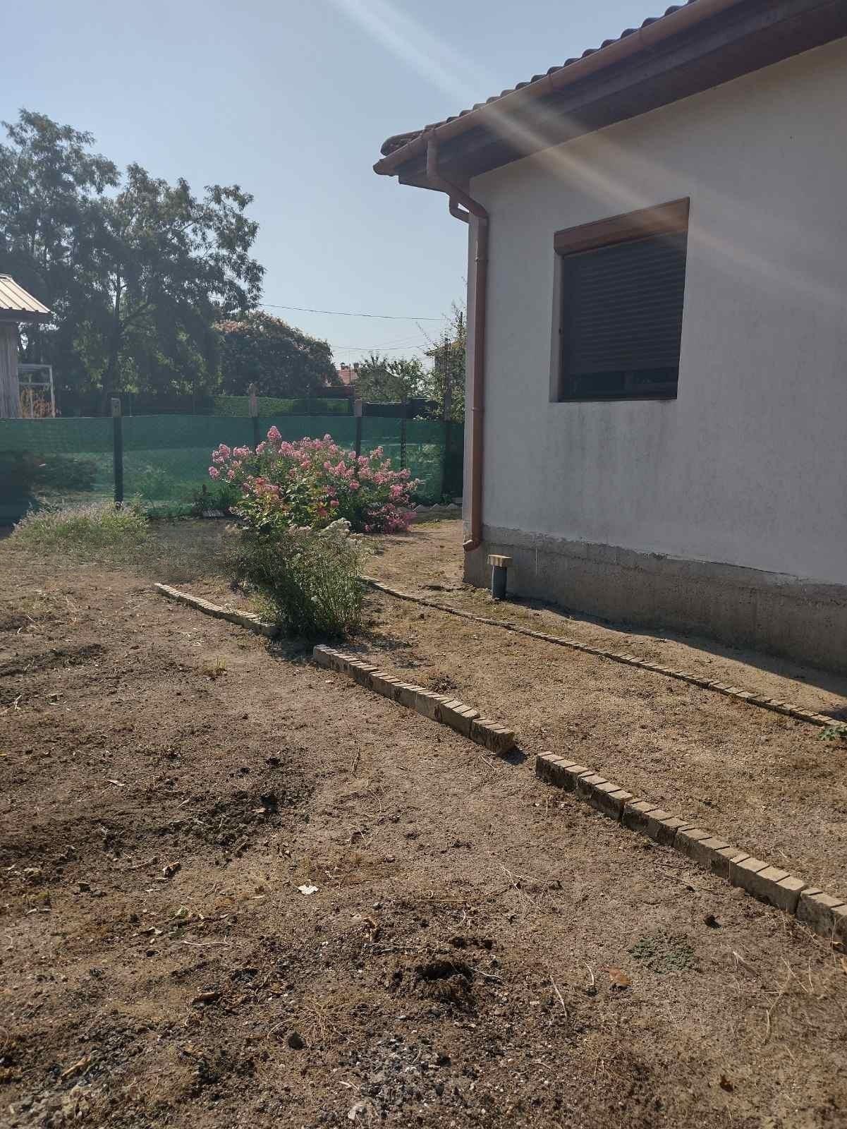 Продава се къща с просторен двор и гараж - село Костиево 3