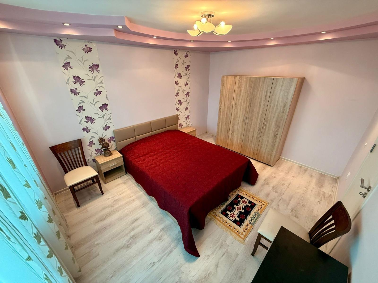 Тристаен обзаведен апартамент - ”Център” 3