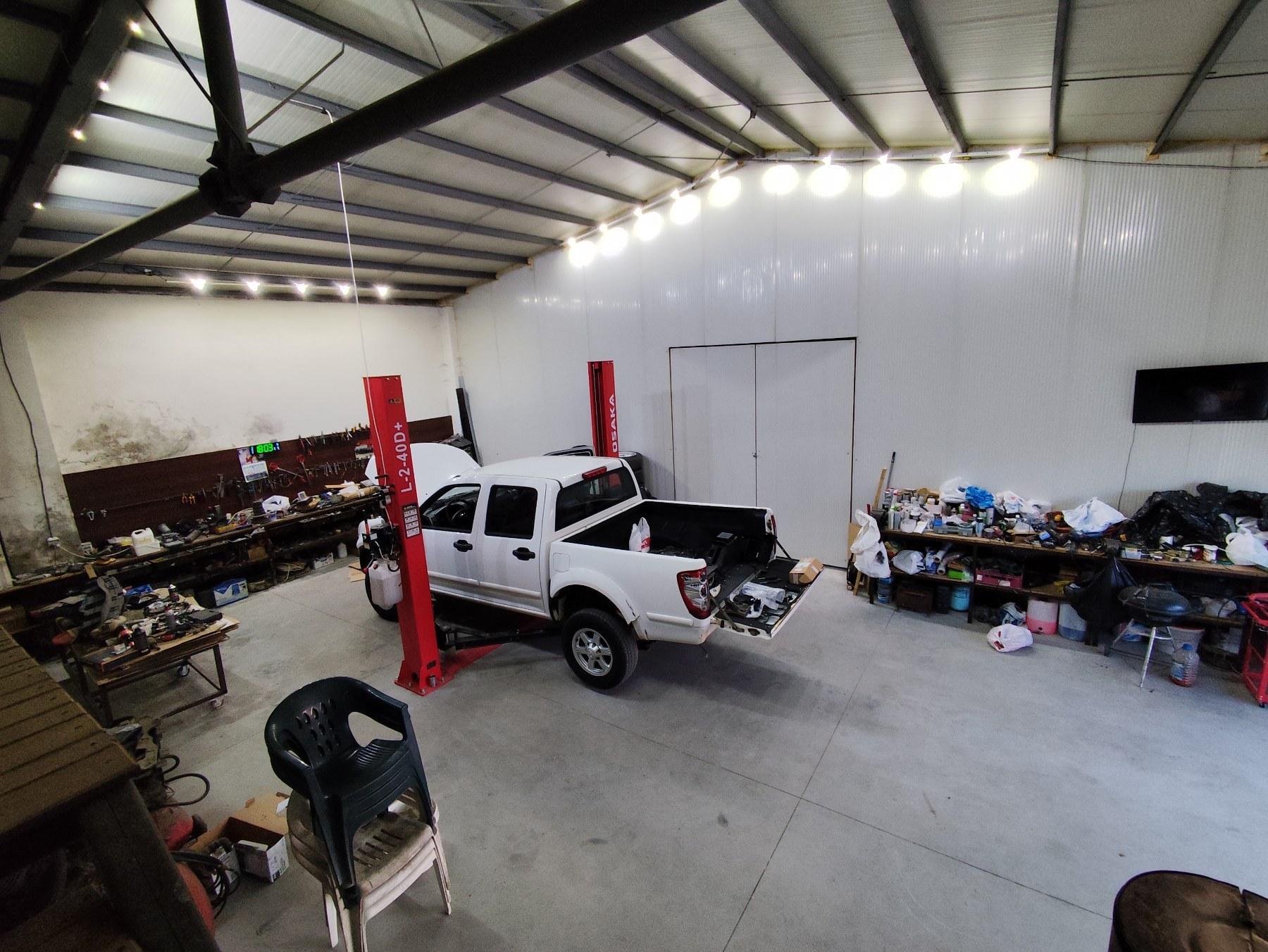 Работещ бизнес - Автосервиз с наематели и голям парцел!