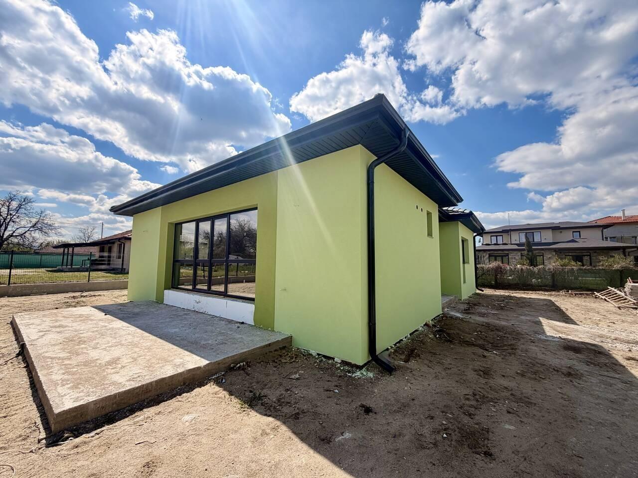 Продава се новопостроена еднофамилна къща в с. Скутаре 3