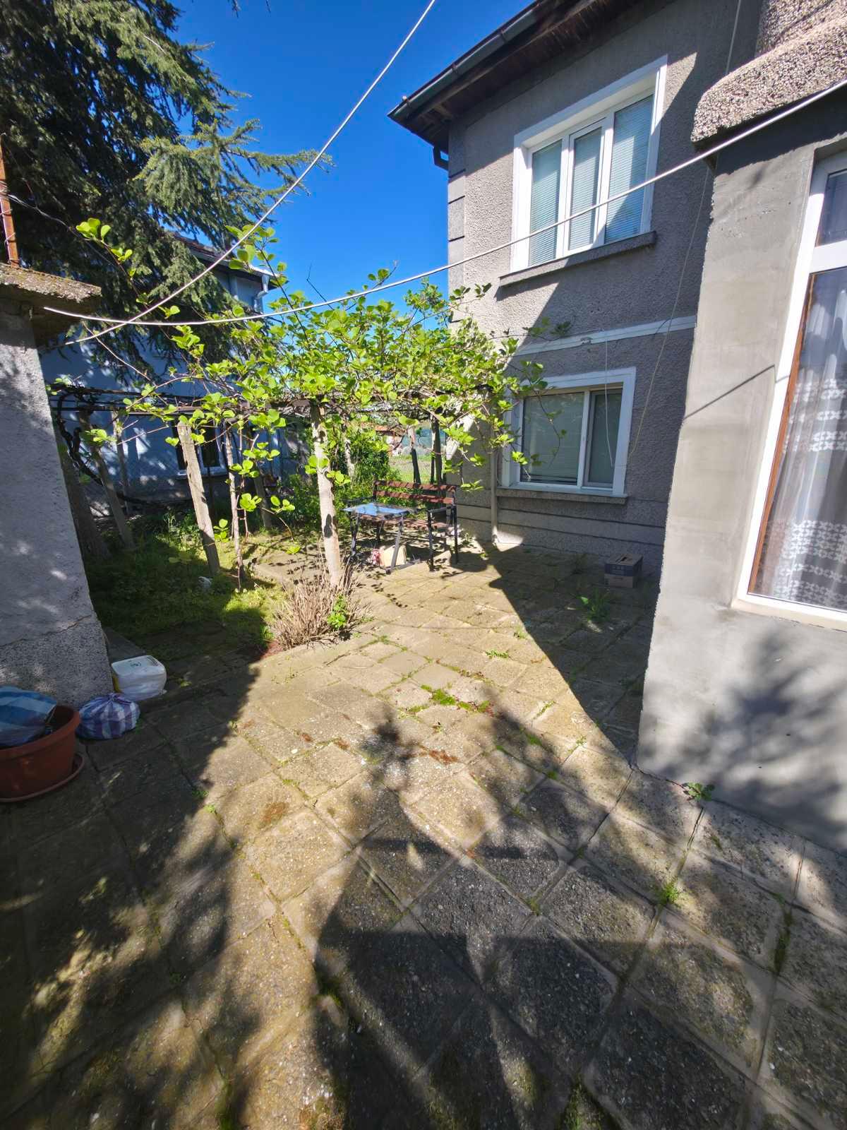 Продава се масивна двуетажна къща с просторен двор в с. Козаново, до Асеновград 3