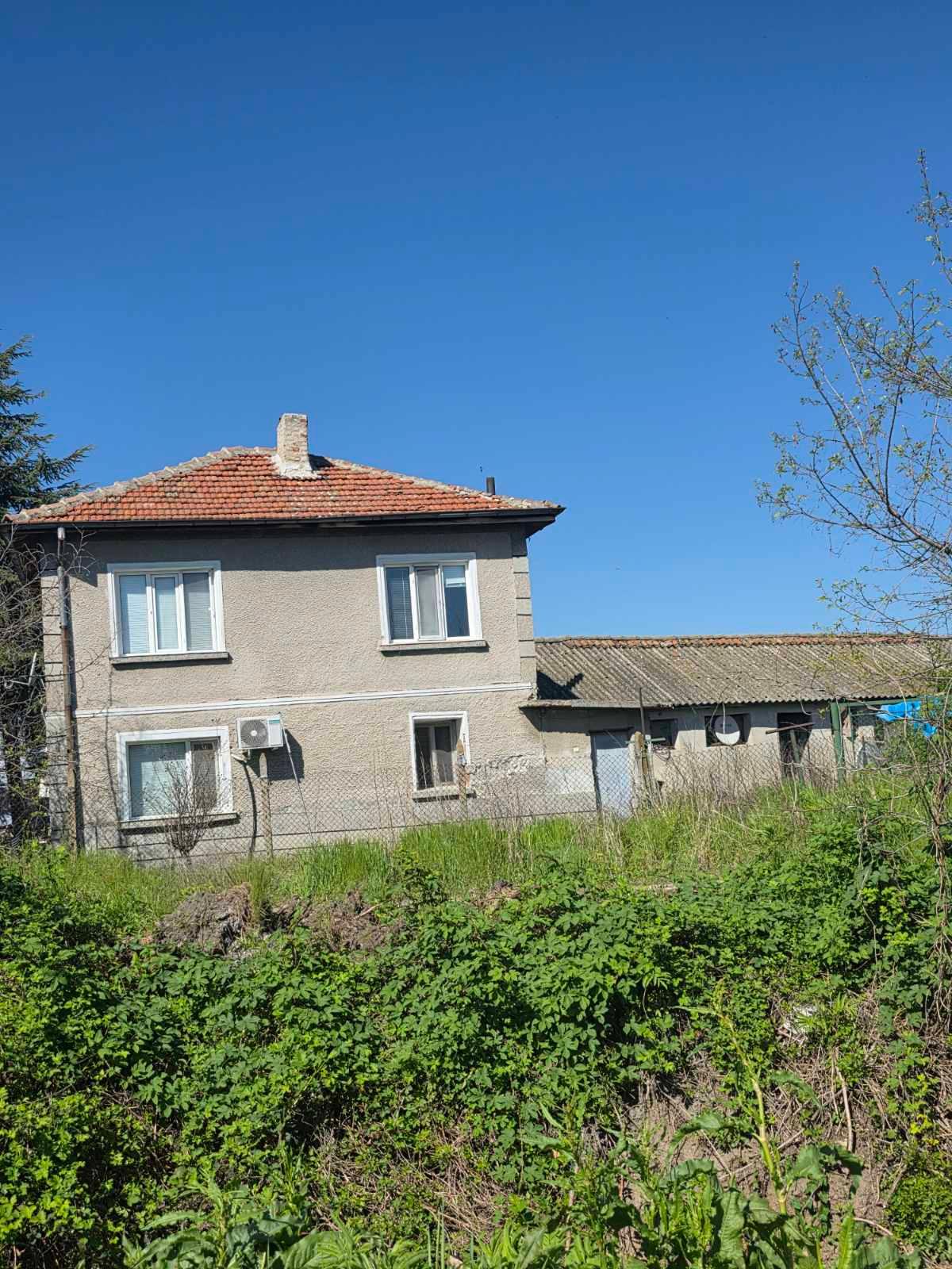 Продава се масивна двуетажна къща с просторен двор в с. Козаново, до Асеновград