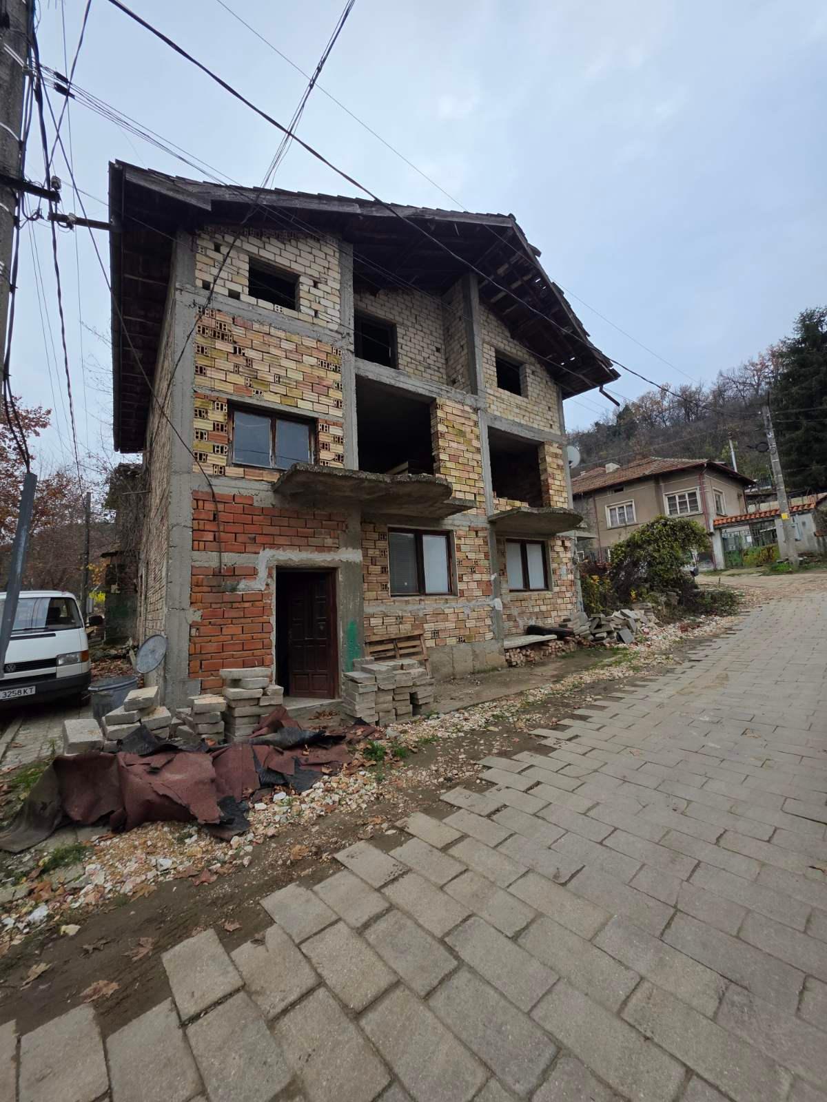 Ексклузивно! Масивна триетажна къща - село Брестовица 2