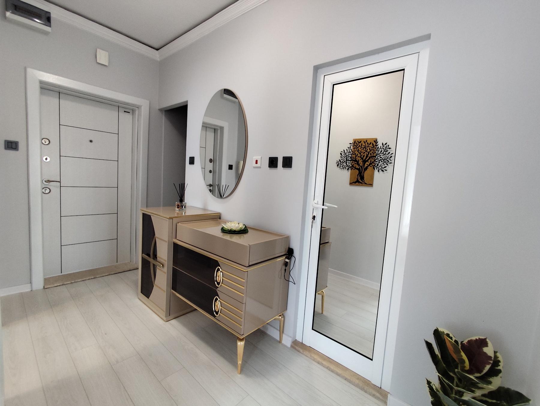 Тристаен обзаведен апартамент - кв. Кючук Париж 3