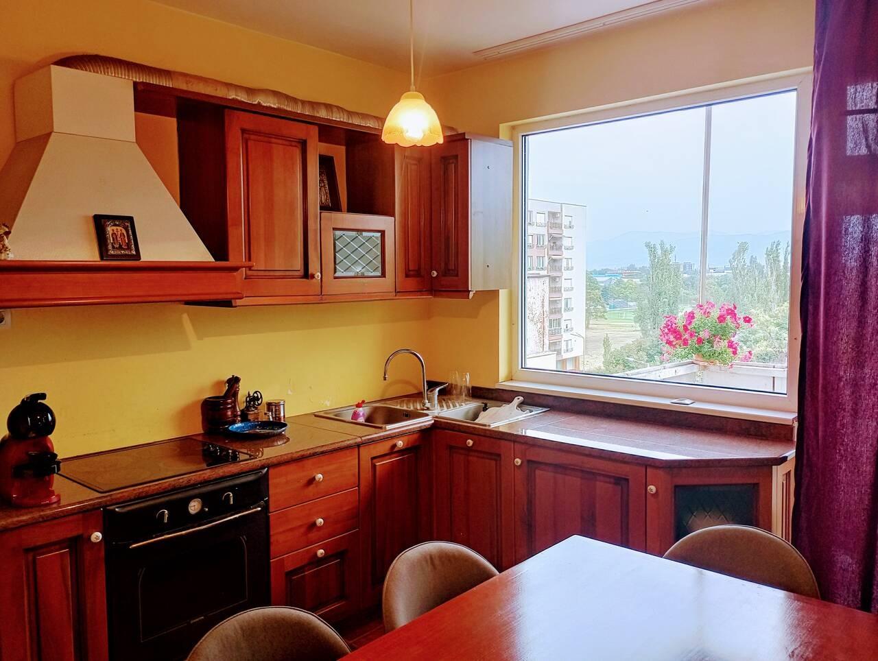 Четиристаен обзаведен апартамент - кв. Кючук Париж