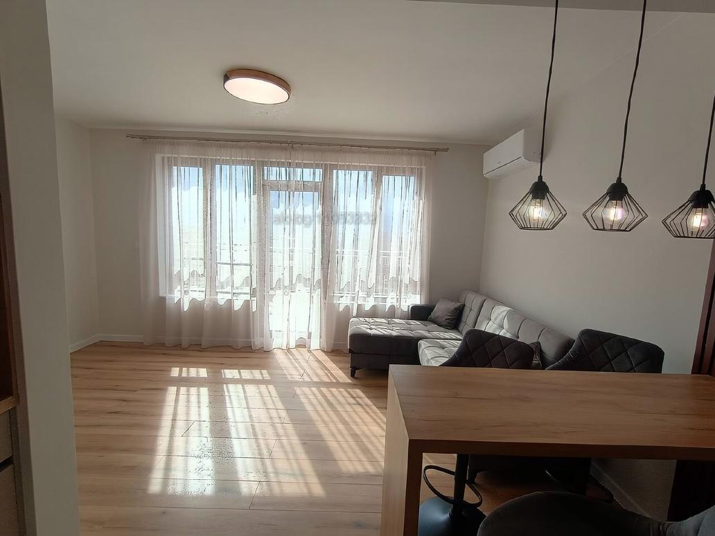 Двустаен обзаведен апартамент в кв. Остромила 3