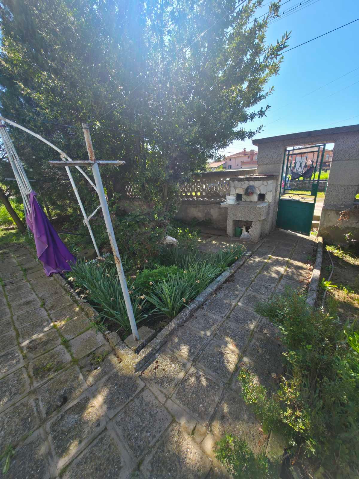 Продава се масивна двуетажна къща с просторен двор в с. Козаново, до Асеновград 2