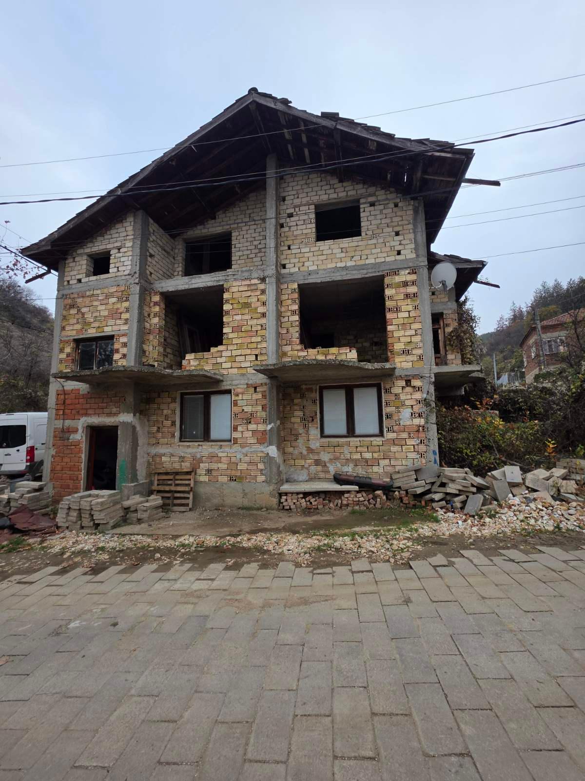 Ексклузивно! Масивна триетажна къща - село Брестовица 3