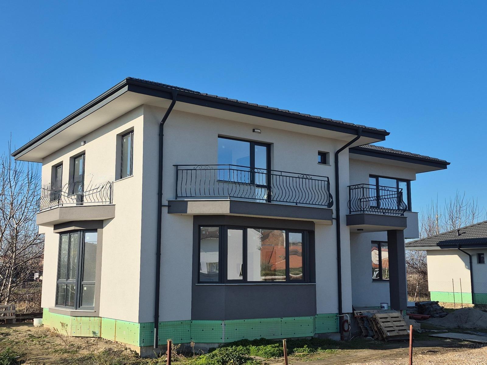 Къща за продажба с АКТ 16 - село Златитрап