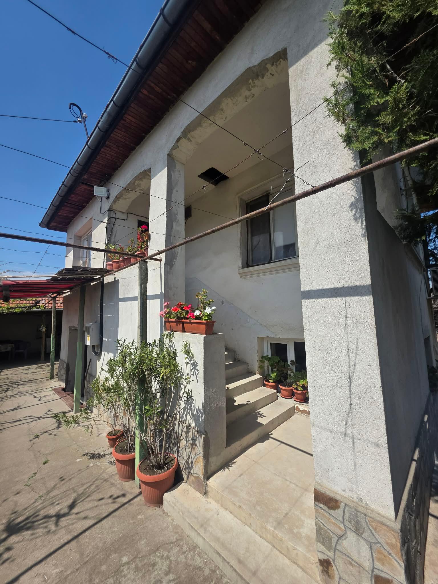 Къща с двор - село Цалапица