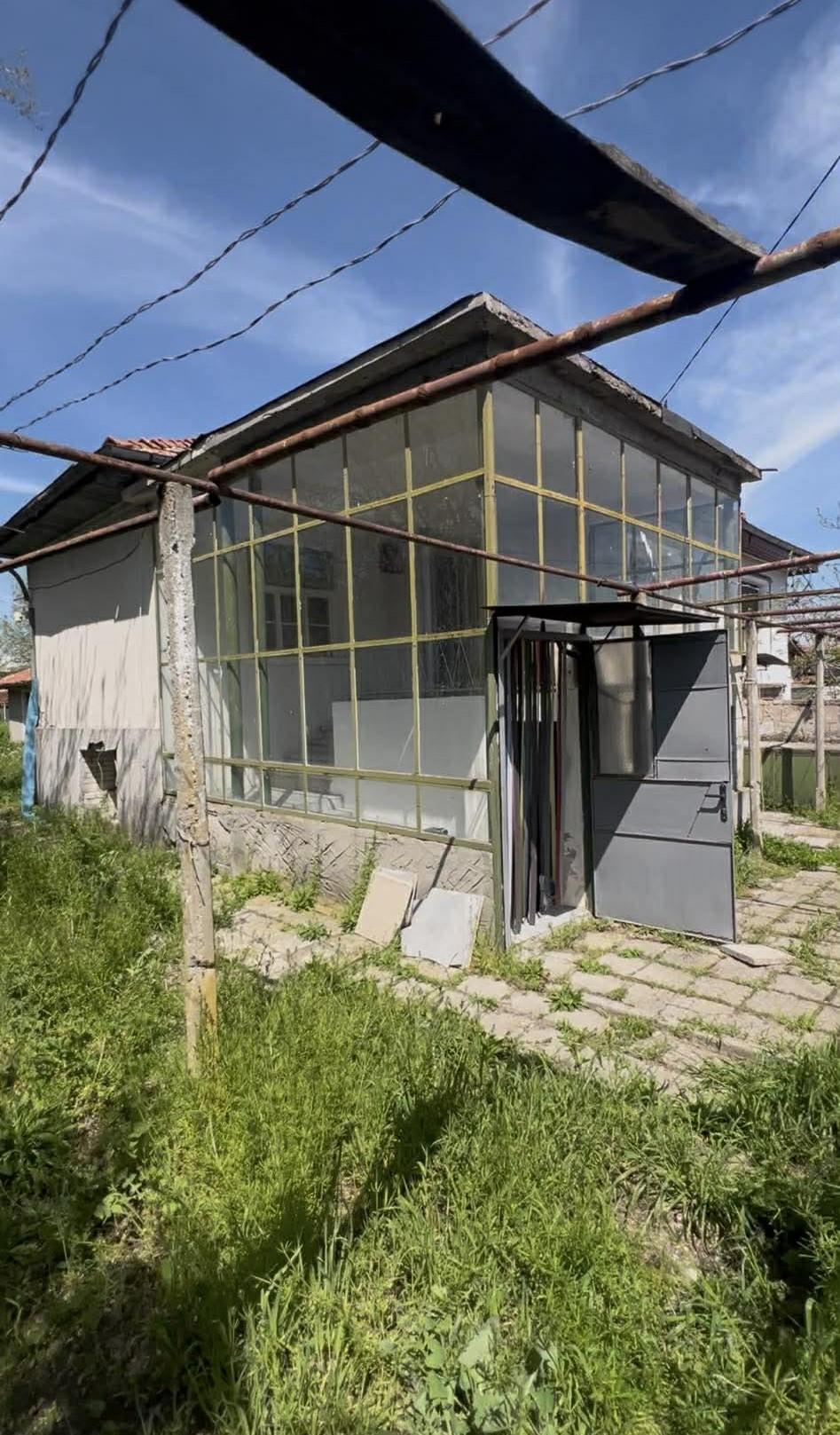 Две къщи в един двор в с. Ръжево - на 20 км от Пловдив, 1 дка двор, готови за живеене