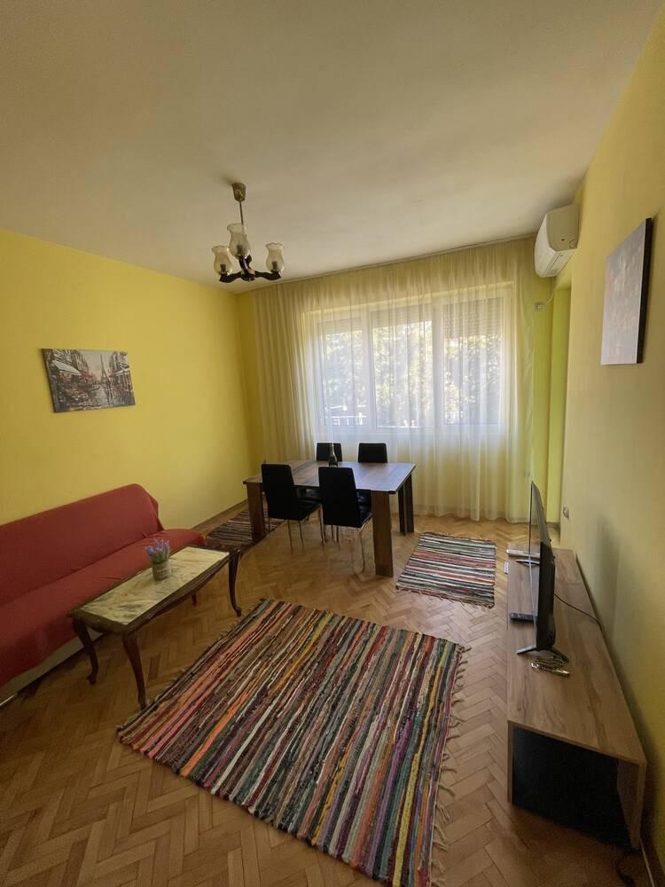 Тристаен обзаведен апартамент - кв. Център 2